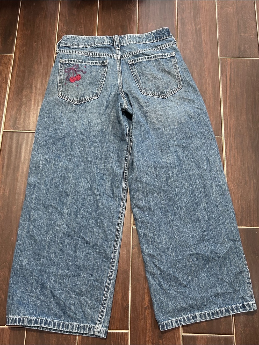 Hollister Low-Rise Super Baggy Jeans Women 14R W32 Cherry Embroidery Med Wash
